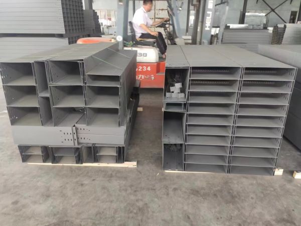 電纜橋架6.jpg 電纜橋架6.jpg